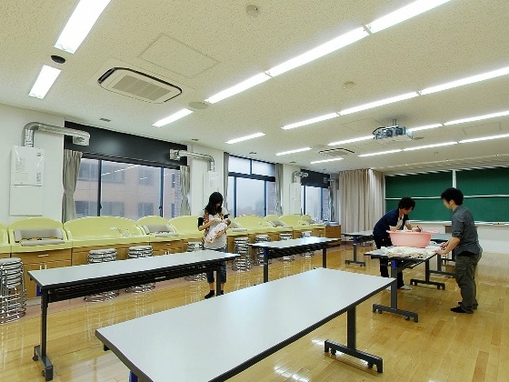 【保育実習室】赤ちゃんの実習用人形を使い、 沐浴や調乳をするなど保育実習の環境が整っています。