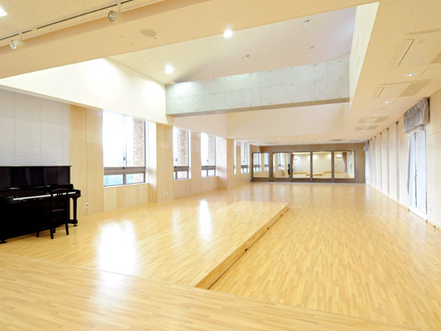 【1号館 多目的ホール】最上階に設置されたホールで、学科の各種イベントなどで使用されます。ショーのウォーキングのレッスンにも最適です。