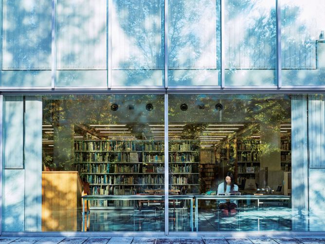 芸術・デザイン関連書を中心に約13万冊が揃う附属図書館。制作のヒントを探しに多くの学生が利用しています。