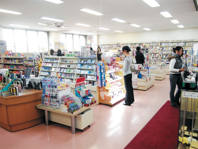 マイプラザ（丸善）。筆記用具から専門書、雑誌や雑貨、シャツや靴下などの生活用品まで種類豊富にそろう「大学のコンビニ」です。