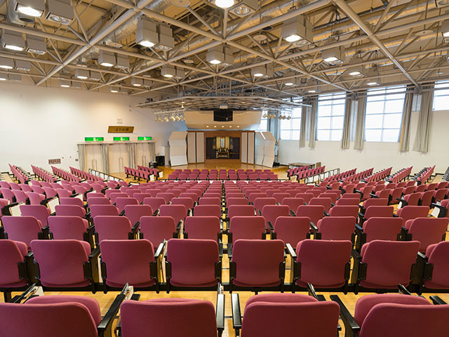 大学ホール（成徳館12F）：入学式や卒業式や多くの講演会や公開講座などが開催。映写設備も整い、多目的に利用されています。