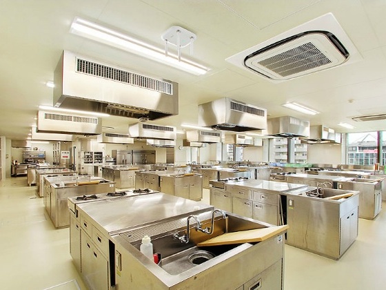 【栄養・調理実習室】調理実習に必要な設備が整い、学んだ内容をすぐに実践できます。