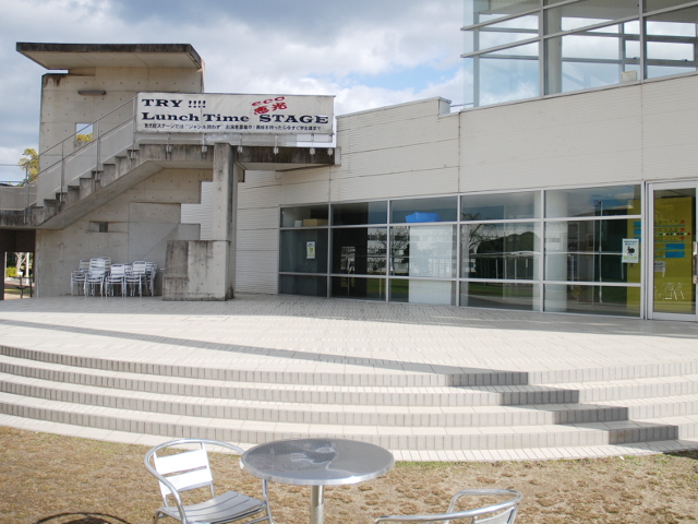 ■屋外ステージ　　学内イベントに活用できるステージがあります。