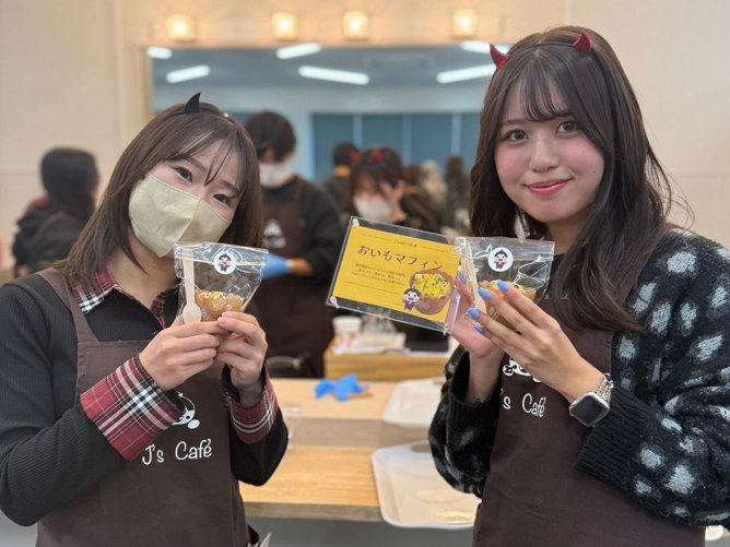 【J’s Cafe】クリスマスなどのイベントごとに、フード・スイーツ・ドリンクを提供!学生が主体的に運営し、マネジメントやマーケティング等を学ぶ場でもあります。