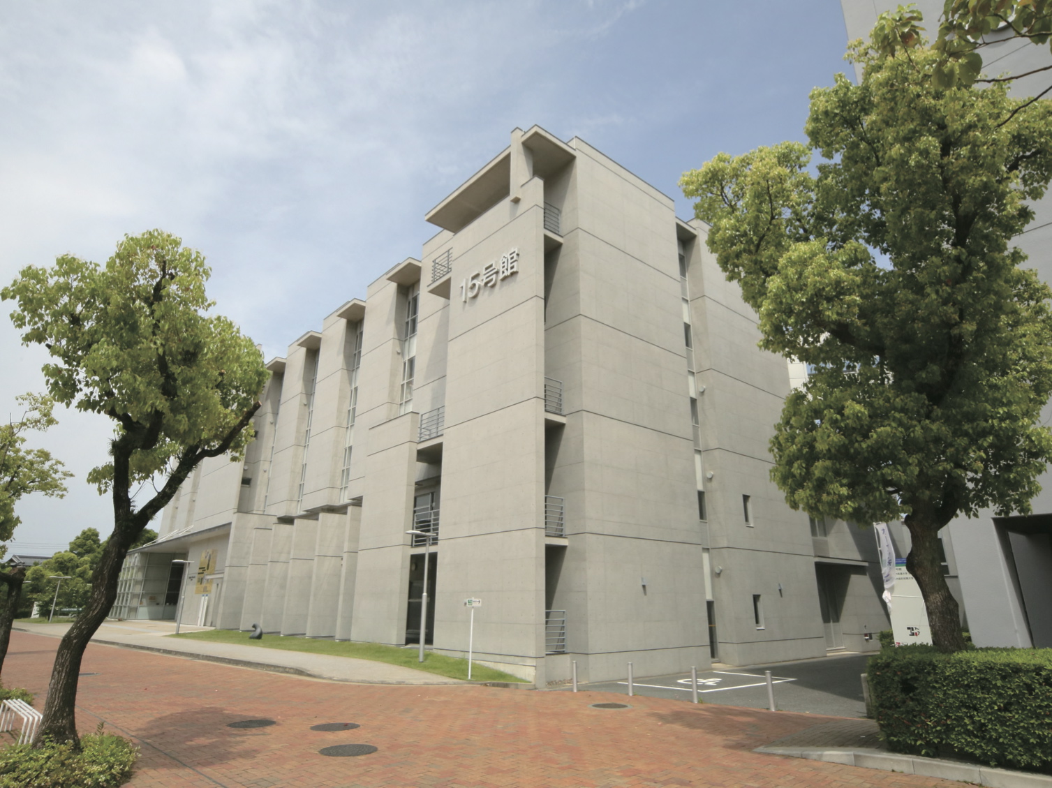 【15号館】1階にファッションデザイン実習室とアート書道実習室があり、併設する九州産業大学美術館にもアクセスできます。