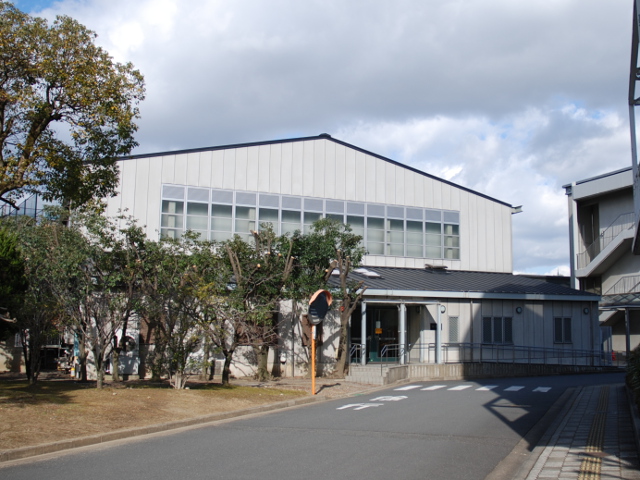 ■西体育館　　運動施設も充実しています。（東体育館共に冷・暖房完備）
