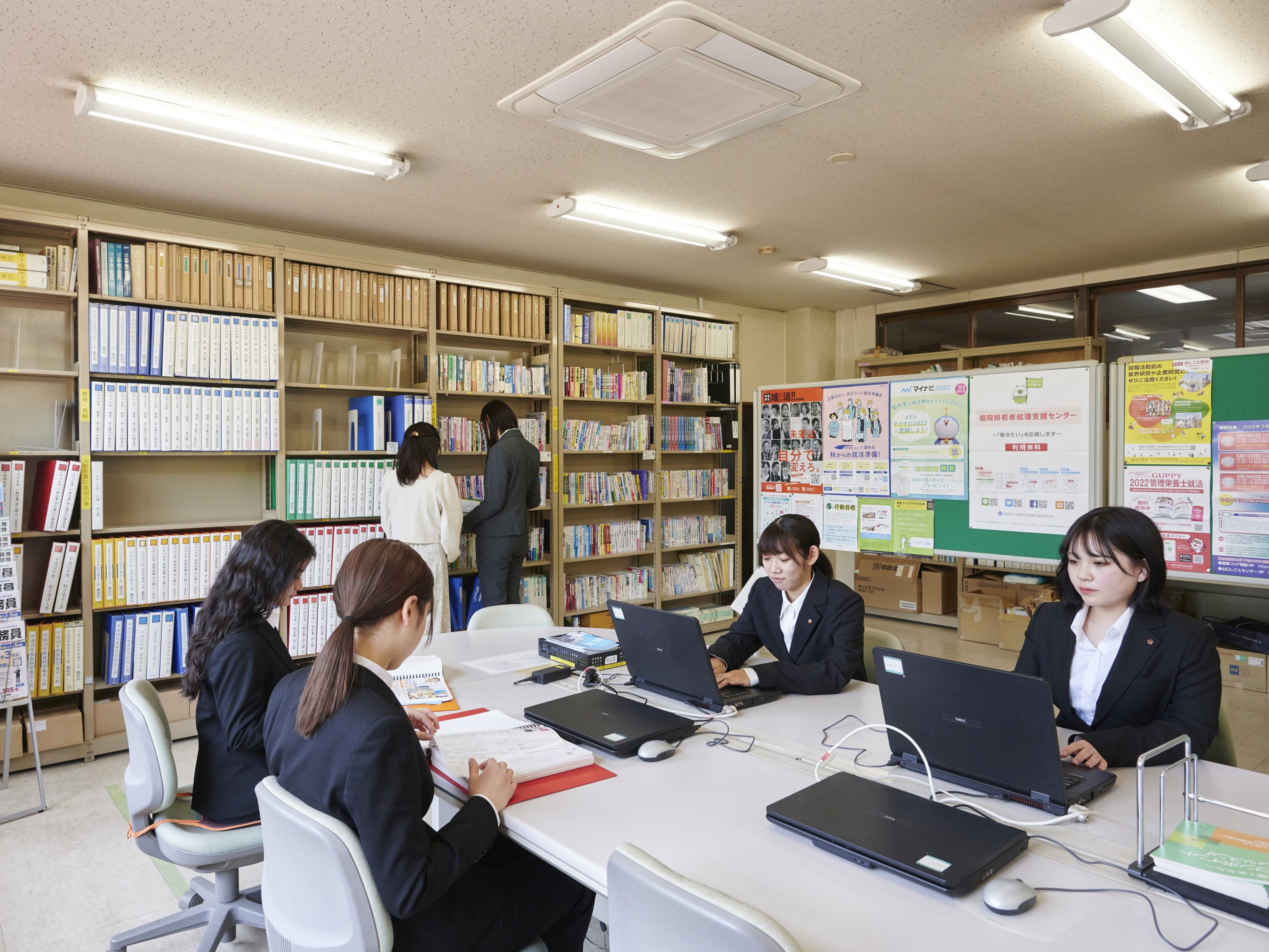 【就職指導室】求人情報の掲示をはじめ、パソコンによる企業情報の閲覧や収集ができます。専任スタッフによる就職相談も随時受け付けています。