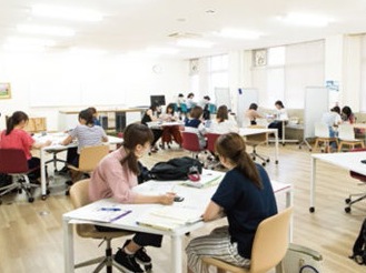 【ラーニンングスペース】学内4箇所に自由に使えるスペースを設置。授業の空き時間に課題作成に取り組むなどしています。