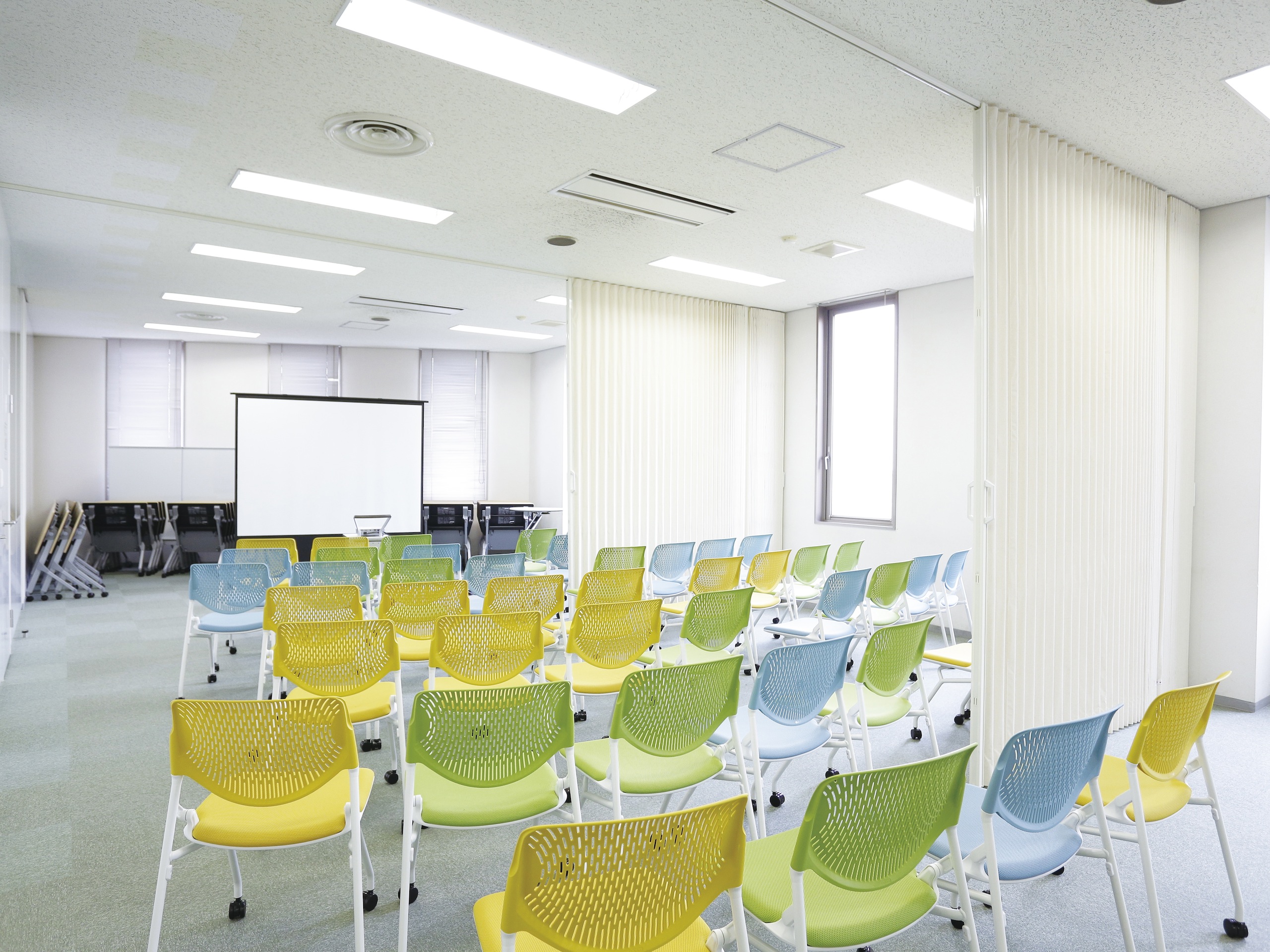 西南女学院大学の図書館