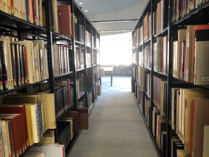 京都精華大学の図書館