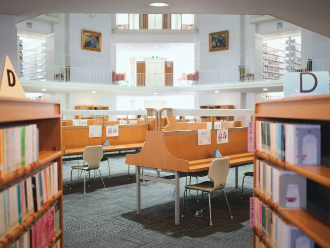 甲南女子大学の図書館