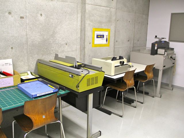 京都精華大学の図書館