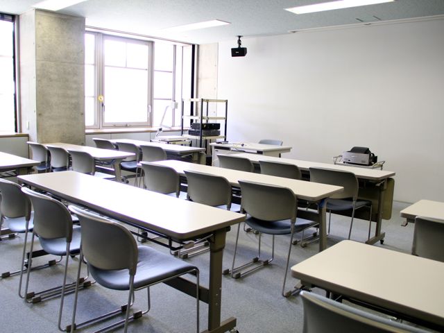 京都精華大学の図書館