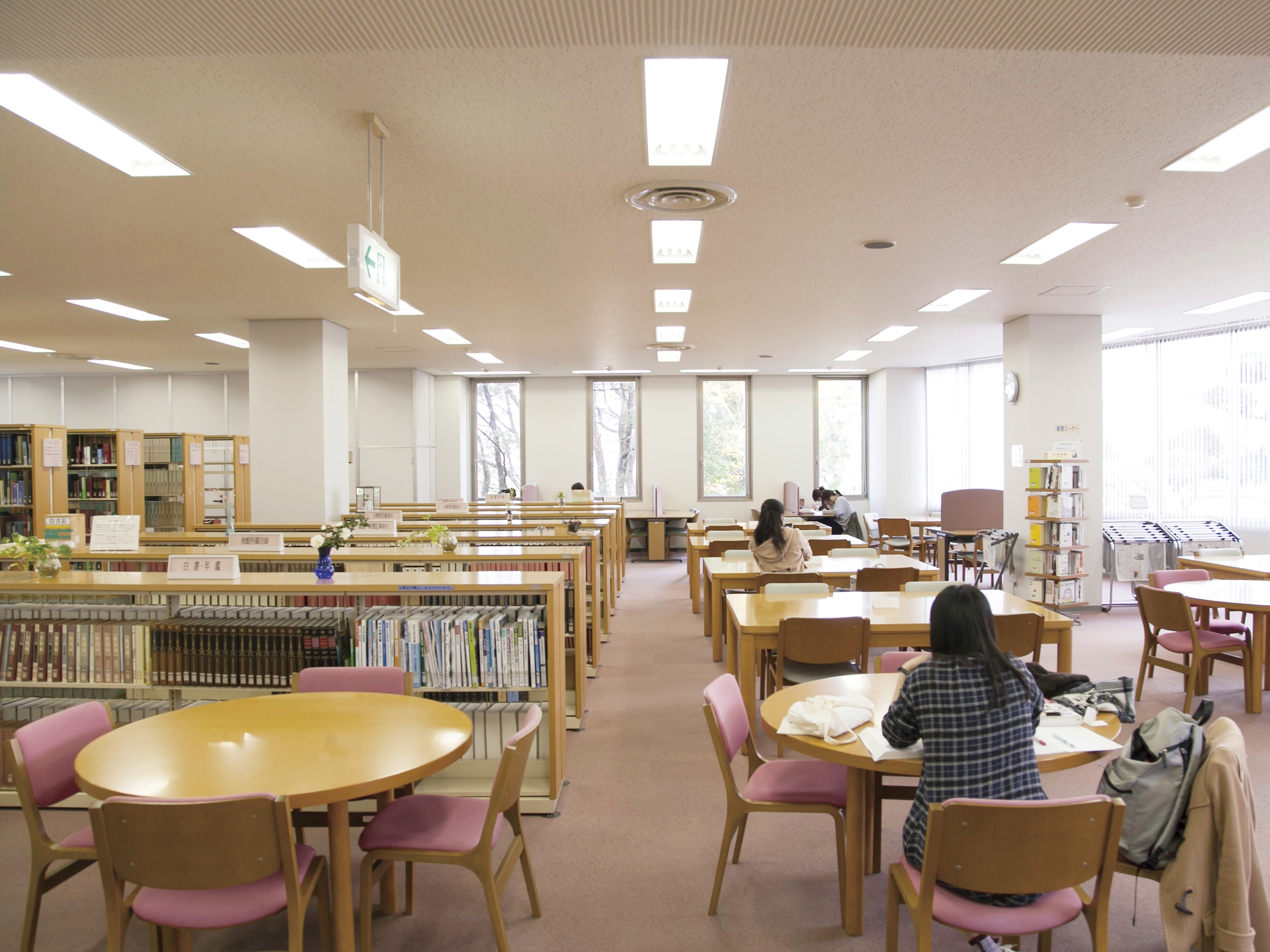 西南女学院大学の図書館