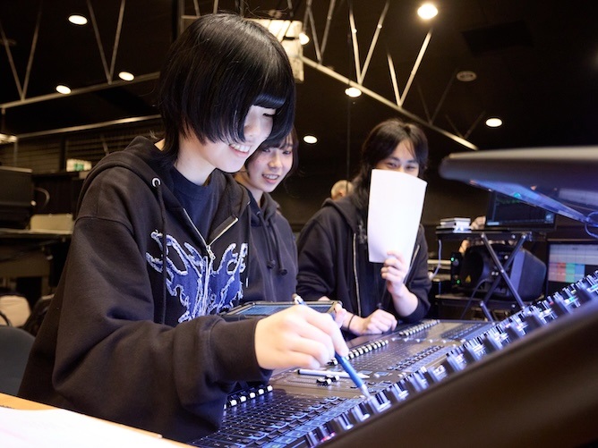 Zepp Sapporoで行われる定期公演では、プロしか触ることのできないPA操作を経験できます。