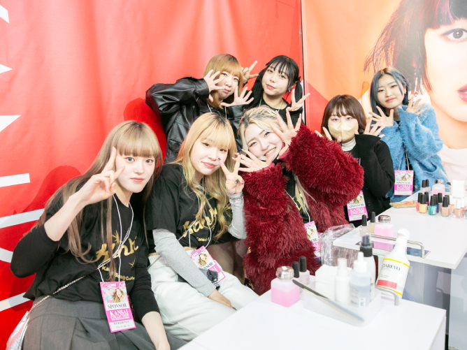【関西コレクション】KANBIと姉妹校ビューティプロのブースでは、来場されたみなさまをヘアアレンジ＆ネイルの施術でお出迎えします！