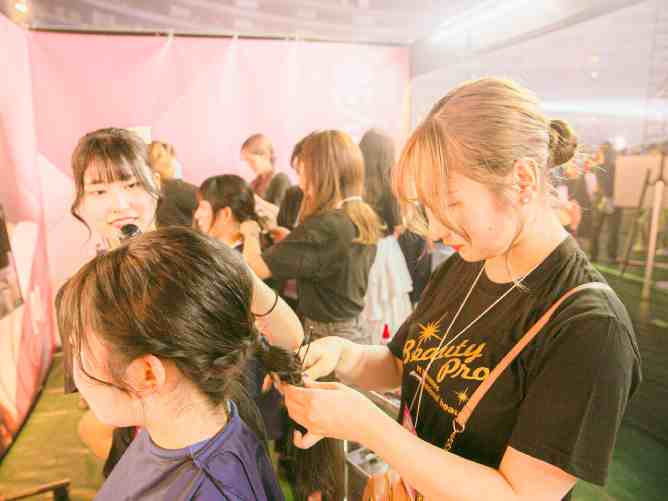 【関西コレクション】ビューティプロと姉妹校KANBIのブースでは、来場されたみなさまをヘアアレンジ＆ネイルの施術でお出迎えします！