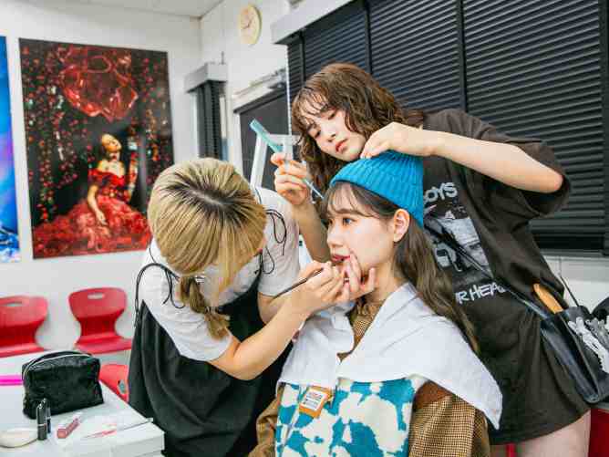【ヘアメイク現場実習】プロの現場で実践力を磨く!ファッションデザイン専門学校とのコラボ授業では、ヘアメイクや撮影をとおし現場経験を多く積むことができます。