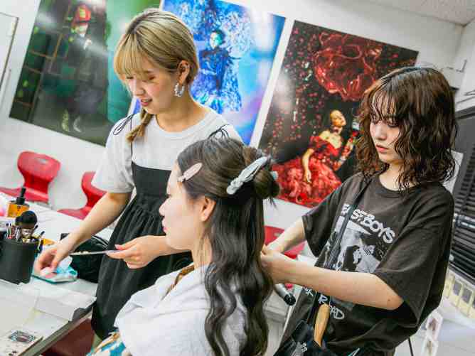 【ヘアメイク現場実習】プロの現場で実践力を磨く!ファッションデザイン専門学校とのコラボ授業では、ヘアメイクや撮影をとおし現場経験を多く積むことができます。
