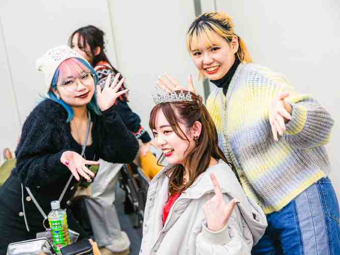 【ヘアメイク現場実習】プロの現場で実践力を磨く! 大学のミスコンでのヘアメイクなど、 在学中から現場経験を多く積むことができます。