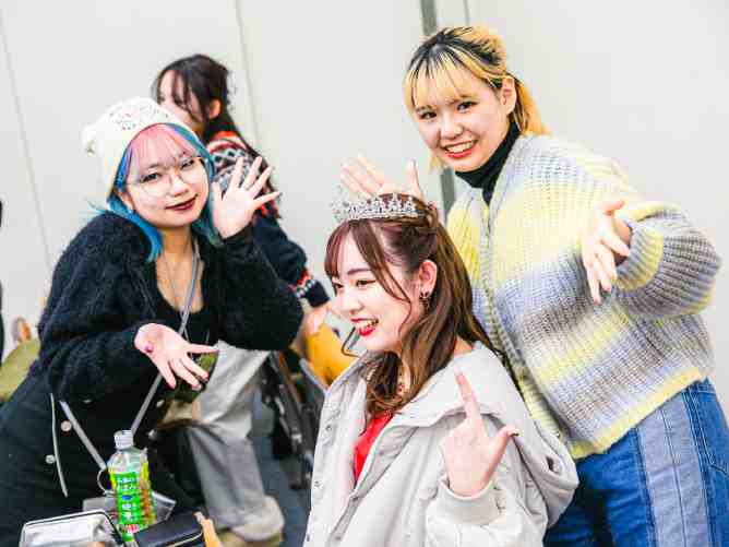 【ヘアメイク現場実習】プロの現場で実践力を磨く! 大学のミスコンでのヘアメイクなど、 在学中から現場経験を多く積むことができます。