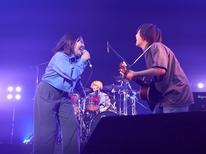 定期公演では、作詞・作曲を行いオリジナル曲でライブ出演！