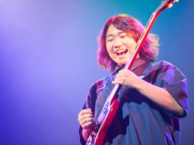 定期公演をはじめとした学内ライブや校外イベントに参加し、ライブパフォーマンス力を磨きます。
