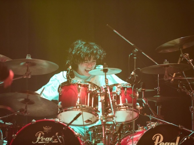 定期公演をはじめとした学内ライブや校外イベントに参加し、ライブパフォーマンス力を磨きます。