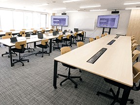 PCルーム／大画面モニターと電源・WiFi完備。