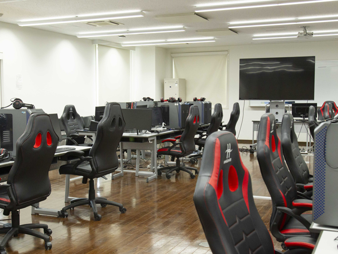 e-sportsルームには専用のゲームPCを25台完備しています。