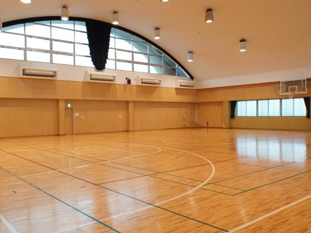 【体育館】　入学式や特別講演、またサークル活動でも使用します。