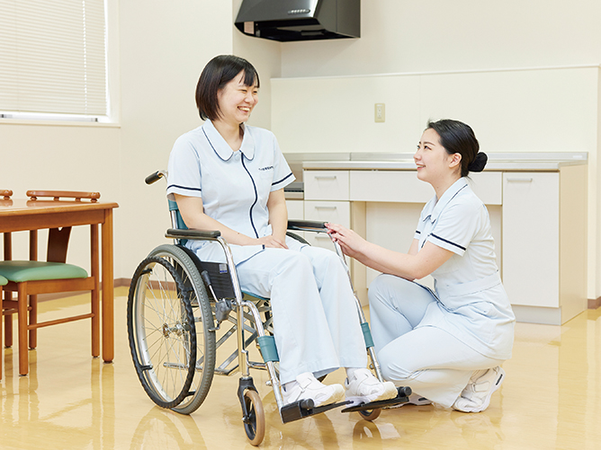 自宅で過ごす高齢者や障がい者の方を想定したモデルルームには、台所・浴室・トイレ等を完備しています。