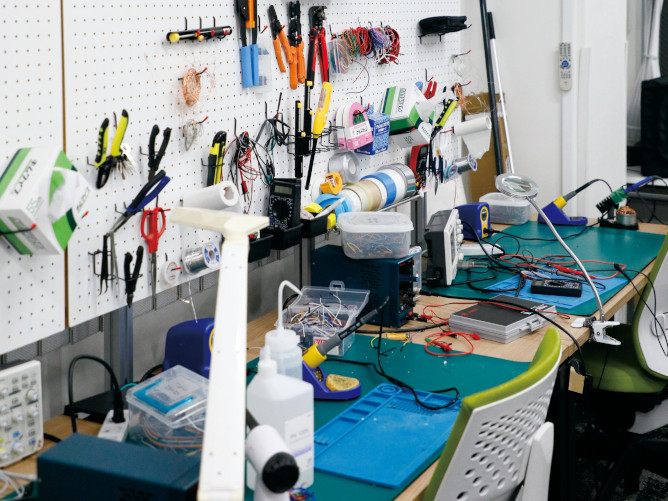 IoTラボ：自習や、チーム制作でクリエイティブな時間を過ごすことができます。