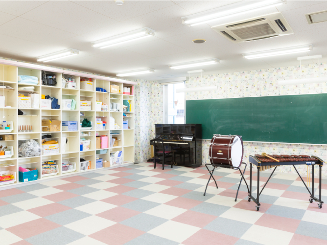 保育実習室：季節に合わせた壁面製作やおもちゃ作りなどを行う実習室。壁紙にキャラクターが使われていてかわいい！