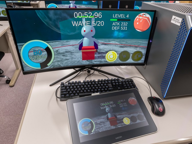 「ウルトラワイドモニター」と「プロフェッショナルペンタブレット」の併用で、イメージしたデザインを思い通りの作品にすることができます。