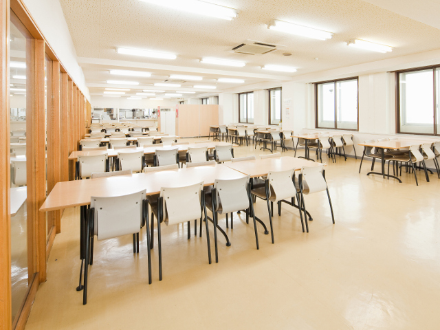 【学生食堂】　本校には学生食堂があります。人気No.１は鳥カラ！