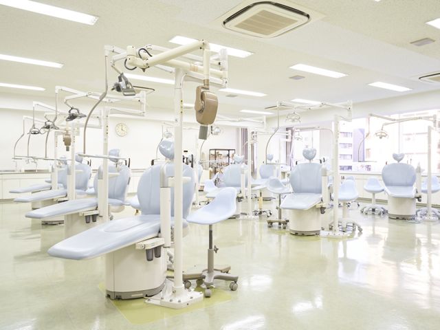 【相互実習室】スケーリング実習や印象採得など、ほぼ実践と同じ演習を行うための実習室。