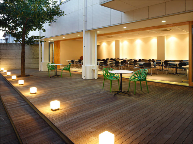 【展示教室とウッドデッキ】昼と夜で異なる表情を見せます。