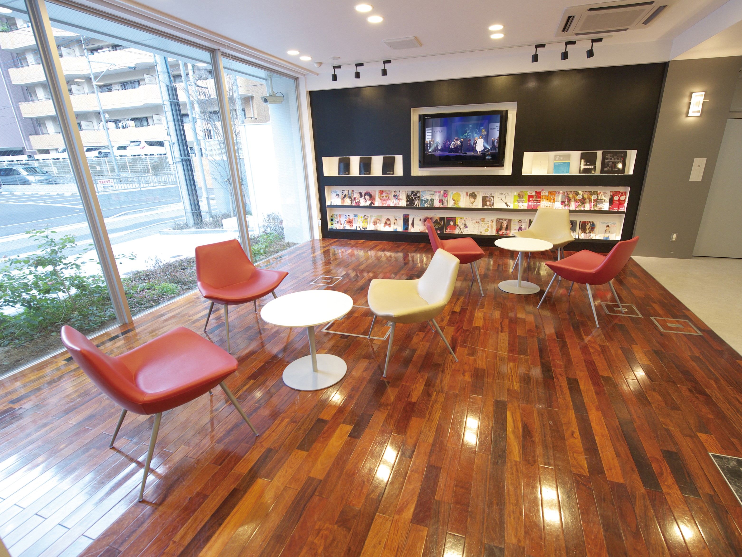 【福岡校本館エントランスホール】