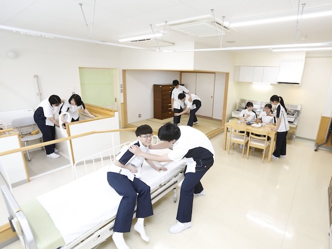 【ADL（日常生活活動訓練室）】一般家庭の生活空間を疑似的に再現。日常生活におけるさまざまな動作に対する理解を深めます。