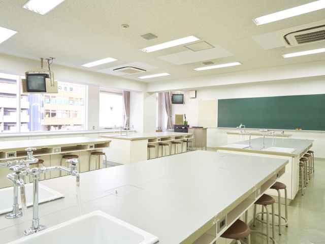 【実験室】う触活動性試験やセメント練和などあらゆる実習を行う実験室。