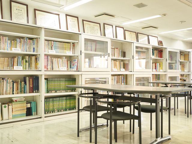 【図書室】歯科衛生士の専門科目だけでなく、 一般教養に関する書籍も充実しています。