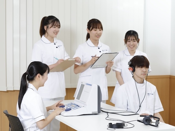【検査室１】聞こえや鼓膜の状態を調べる検査機器の他に、補聴器や人工内耳の調整を行う機器を設置しています。
