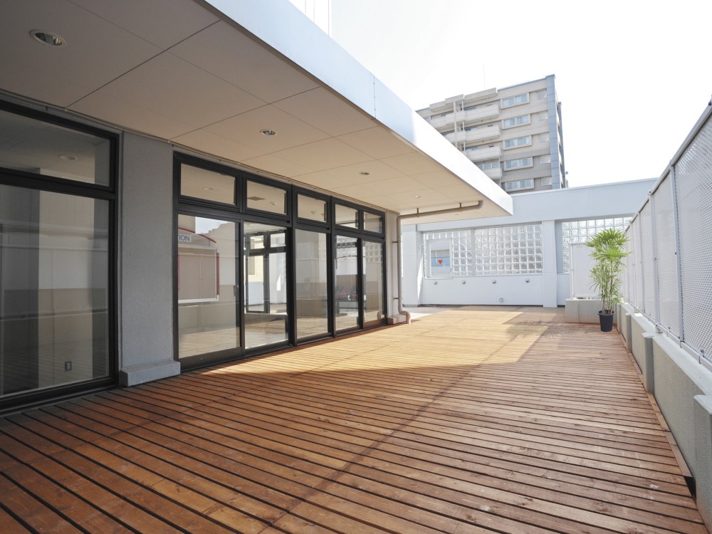 【福岡校本館屋上テラス】