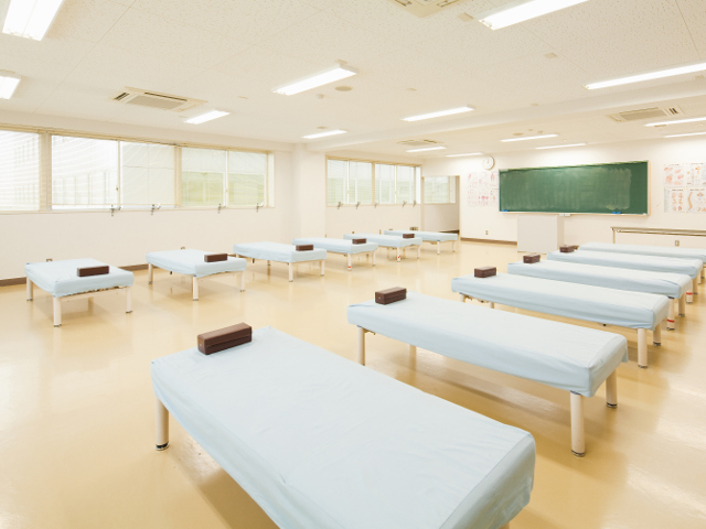 【実習室（メディカルスポーツ柔道整復学科）】　テーピングや包帯の技術を身につけます。