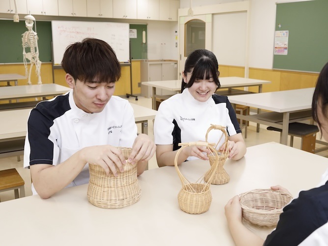 【織物・手工芸室】機能回復を目的とした、機織りや籐細工など、治療実践に必要な作業分析を行います。