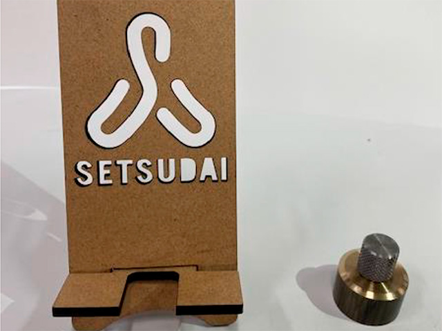 ペーパーウェイトの手仕上げ加工とレーザーによる木製スタンドの製作3